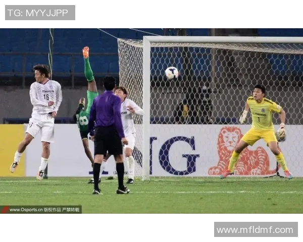 鲁能与广岛三箭激战正酣比分悬念引发球迷热议